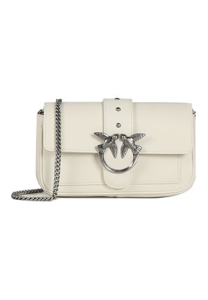 Borsa a tracolla in pelle color crema con chiusura a pattina, dettaglio hardware a forma di uccello in argento, tracolla a catena e accenti di cucitura visibili.