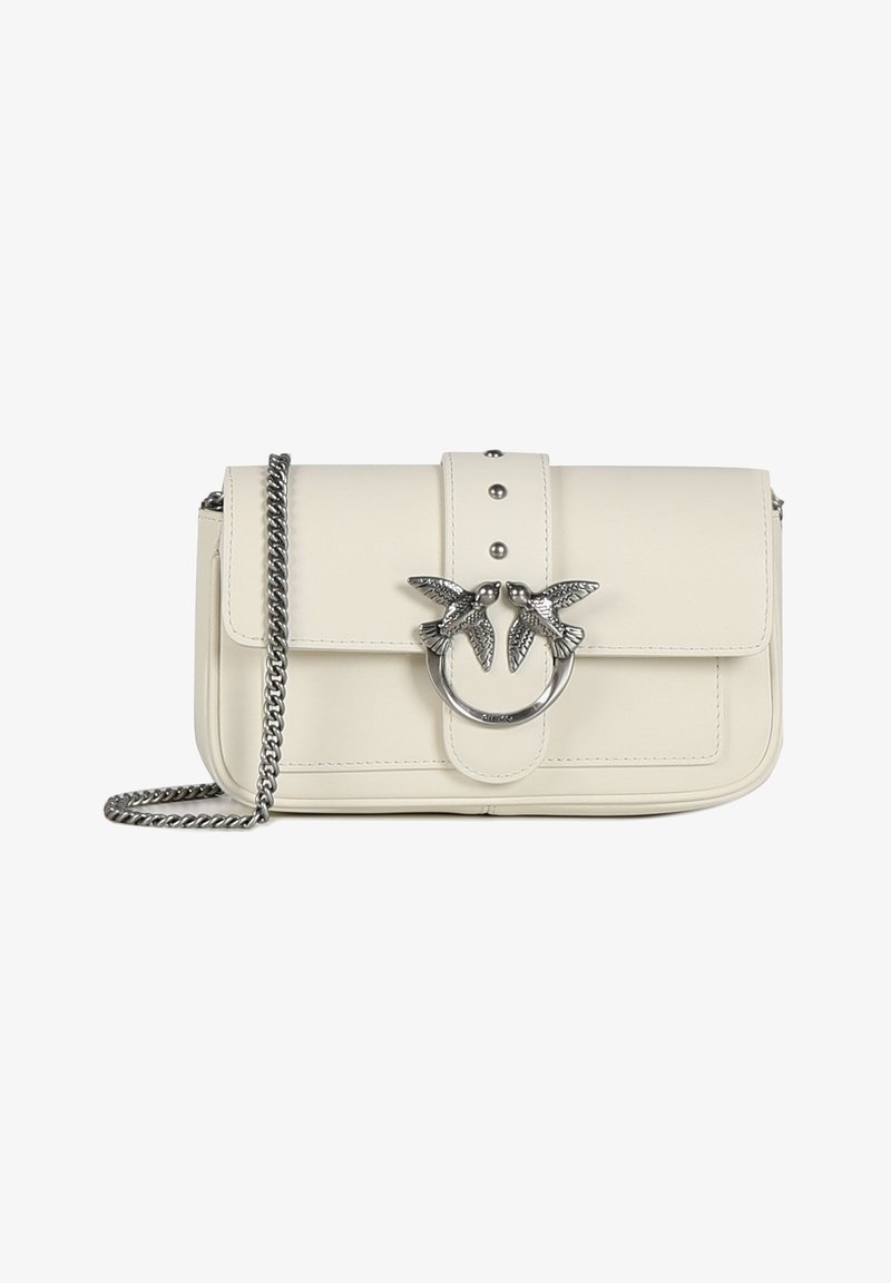 Borsa a tracolla in pelle color crema con chiusura a pattina, dettaglio hardware a forma di uccello in argento, tracolla a catena e accenti di cucitura visibili.