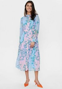 Rochie midi florală, cu nuanțe de albastru deschis și roz, cu modele de frunze verzi, mâneci lungi și închidere cu nasturi.