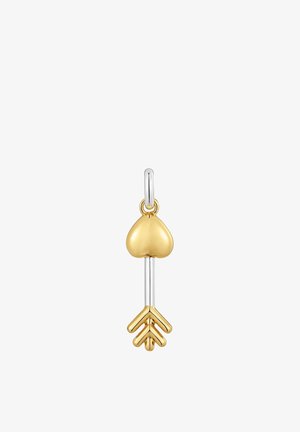 Colgante en forma de corazón con una flecha en oro y plata, con un lazo para sujetarlo a un collar o pulsera sobre un fondo blanco.