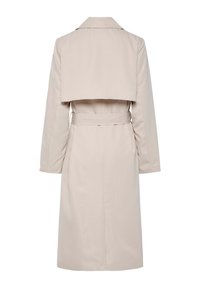 Trench-coat long beige avec ceinture à la taille, manches longues et détail au dos, vu de dos sur fond blanc.