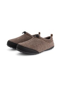 Stel van bruine vilt instapslippers met zwarte rubberen teenkappen en verstelbare toggles bovenop, ontworpen voor binnengebruik.