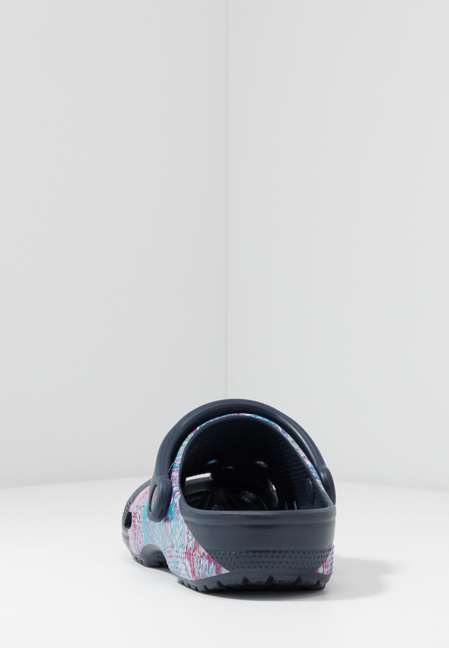 Crocs CLASSIC LIBERTY GRAPHIC - Tøfler - navy Crocs CLASSIC LIBERTY GRAPHIC - Tøfler - navy