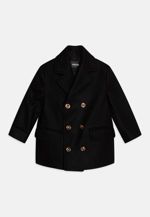 Crni dvoredni kaput s detaljima od zlatnih dugmadi, širokim reverima, dva prednja džepa i strukturiranim oblikom. Izrađen od vune s dodatkom drugih vlakana.