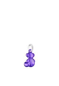Charm en forma de oso de peluche morado, hecho de material brillante, con un lazo de acero inoxidable y la inscripción en relieve "TOUS" en la parte trasera.