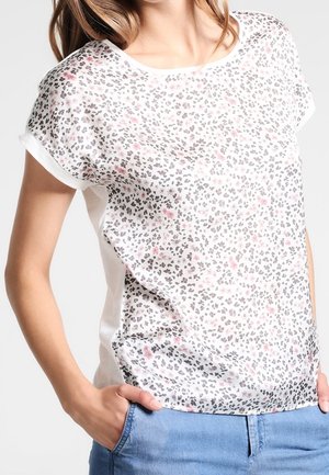 Wit T-shirt met transparant luipaardprintpatroon, korte mouwen, ronde halslijn en een lichtgewicht, gestructureerde stof. Opvallende roze accenten.