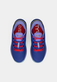 Scarpe da ginnastica blu con tomaia in rete, dettagli rossi e viola, e lacci a contrasto. Presentano il logo TYR e un interno ammortizzato.