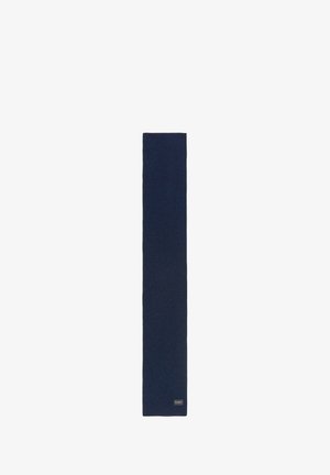 Navyblauwe gebreide sjaal, lang en slank, met een zachte textuur. Bevat een klein label nabij het einde. Glad, uniform uiterlijk overal.