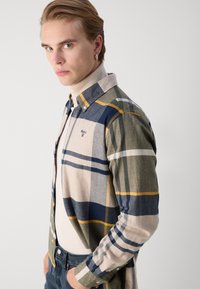 Barbour ICELOCH TAILORED TARTAN SHIRT - Ing - forest mist