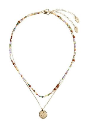 Collier délicat à double rangée avec perles multicolores sur une corde et une chaîne en or avec un pendentif rond texturé sur l'autre.