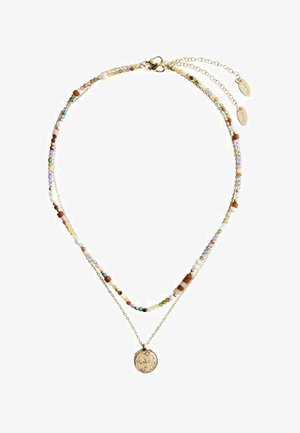 Collana delicata a doppio strato con perline multicolori su una catena e una catena d'oro con un ciondolo rotondo e testurizzato sull'altra.