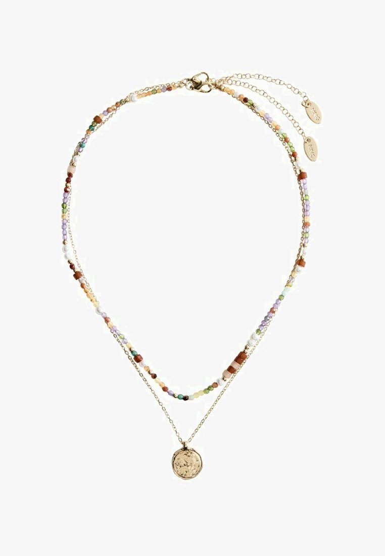 Collier délicat à double rangée avec perles multicolores sur une corde et une chaîne en or avec un pendentif rond texturé sur l'autre.