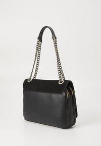 Svart läderhandväska med en överdel i mocka, dubbla handtag i guldton, dragkedjefickor och texturerad yta.