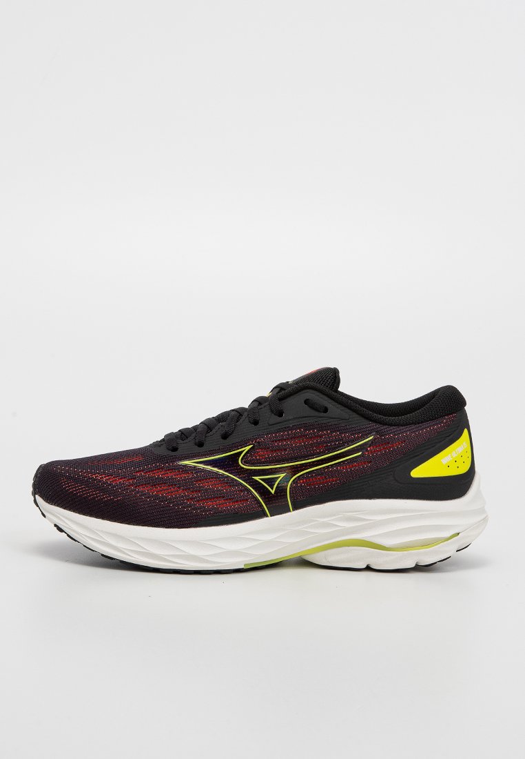 Zapatilla de correr negra y roja con parte superior de malla, acentos amarillos, suela blanca acolchada y un logo distintivo en el lateral.