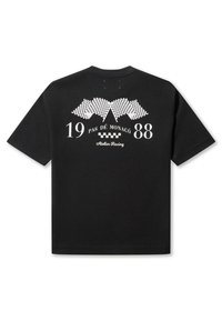 Fekete pamut póló, fehér grafikai mintával a hátsó oldalon, sakktáblaszalagokkal, a "19 PAS DE MONACO 88" felirattal és az "Atelier Racing" névvel.
