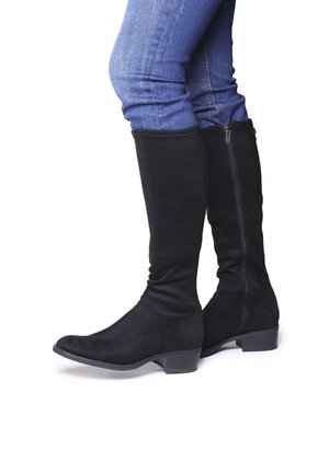 Botas altas de ante negras con un tacón bajo, cierre de cremallera en el lateral y una textura suave. Diseñadas con una punta afilada y un eje ajustado.