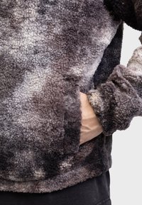 Fleece-Pullover in Grautönen mit weicher, strukturierter Oberfläche. Verfügt über eine Handtasche und gerippte Bündchen, mit einem lässigen, gemütlichen Schnitt.