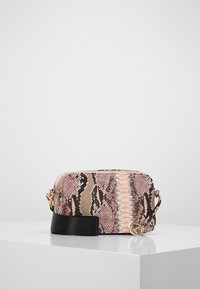 Bolso cruzado con estampado de serpiente en rosa y beige, con cremallera, correa negra y detalles en dorado. Material sintético texturizado.