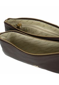 Borsa in pelle marrone con dettagli in zip dorata. Presenta due scomparti con rivestimento beige stampato con "HARBOUR 2ND." Esterno testurizzato.