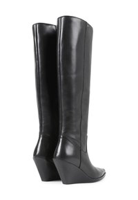 Bottes noires en cuir montant jusqu'au genou avec un talon compensé, texture lisse, bout arrondi et un minimum de piqûres sur la tige et la semelle.