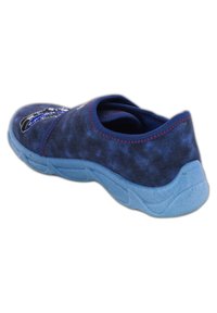 Blauwe sportieve schoen met een gestructureerde donkerblauwe bovenkant, contrasterende lichtblauwe zool, elastische opening en geborduurd ontwerp aan de zijkant.