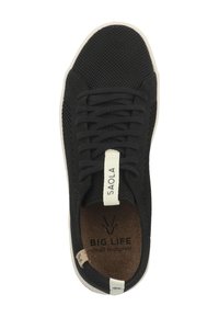 Sneaker in mesh nero con punta rotonda e suola bianca. Include lacci neri, una linguetta etichettata e una soletta in sughero testurizzato con branding.
