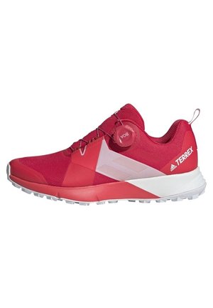 Punainen Adidas Terrex urheilukenkä, valkoinen pohja, teksturoitu pito ja sivulla oleva BOA-nauhan kiristysrulla, esitetty sivuprofiilissa.