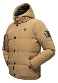 Beige pufferjacka med huva, med en fram zip stängning, knappdetaljer och en patch på vänster ärm. Slät textur, isolerad design.