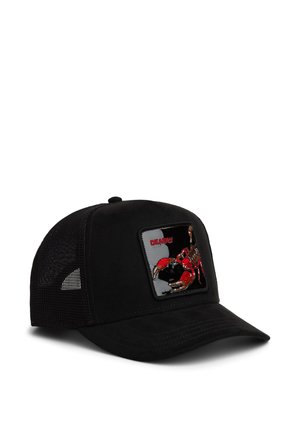 Gorra trucker negra de malla con visera curva y parche frontal que muestra un cangrejo rojo y la palabra "DEADLY" en letras rojas.