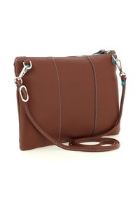 Borsa a tracolla in pelle marrone con cuciture visibili, chiusure in argento e una sottile cintura regolabile arrotolata accanto su uno sfondo bianco.