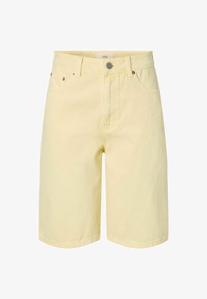 Højtaljede, lysegule denimshorts med forlommer, bæltestropper og lukning med metal knap.