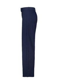 Marineblauwe broek van textuur stof, met een rechte pijp en een bijpassende tailleband. Tailored fit met subtiele details.
