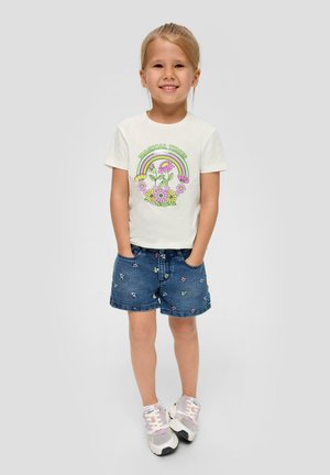 Weißes T-Shirt mit dem Text "MAGICAL TIMES" und einem bunten Blumenmotiv, kombiniert mit Denim-Shorts, die mehrfarbige bestickte Blumen aufweisen.