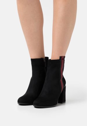 Laura Biagiotti, Bottines - black