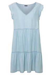 Lichtblauw, kort mouwend jurk van zachte denim. Heeft een V-hals, gelaagd ontwerp en subtiele rimpeling bij de taille voor volume.