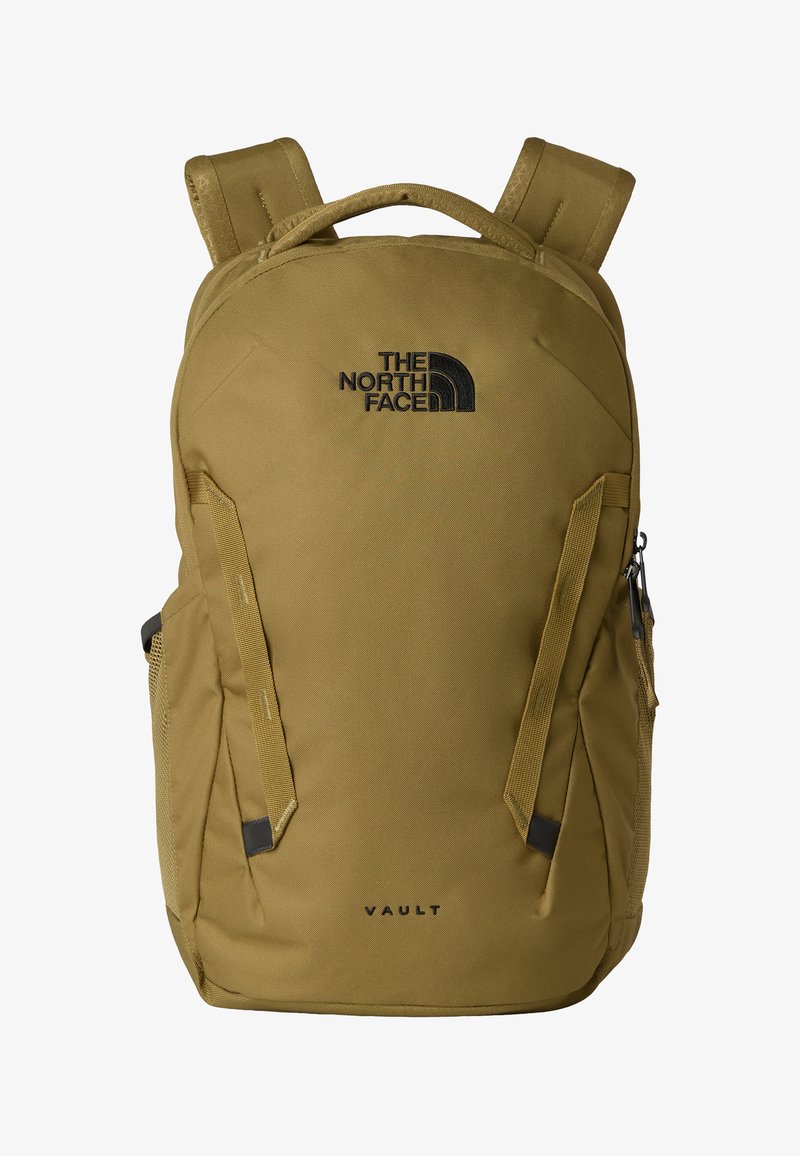 Sac à dos kaki avec bretelles réglables, arborant un logo à l'avant, des poches latérales en mesh et un compartiment zippé près du bas.