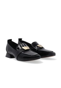 Zwarte patentleren schoenen met een puntige neus, voorzien van een gouden accent en een lage blokhak. Glad oppervlakte en slanke silhouet.