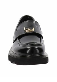 Mocassin en cuir verni noir avec un détail de logo doré sur une large sangle, bout arrondi et semelle en caoutchouc noir épaisse.