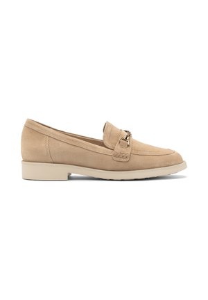 Beige ruskindsloafers med rund tå, dekorativ rem og guldfarvede detaljer. Har en lav cremefarvet gummihæl for komfort.
