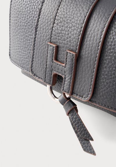 Σκούρο γκρι δερμάτινη τσάντα με υφή, με ραμμένο λουράκι που διαθέτει εξέχον διακοσμητικό "H" και δύο δερμάτινα φουντάκια που κρέμονται από μεταλλικό κρίκο.