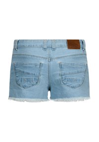 Bermuda in denim azzurro chiaro con bordo sfilacciato, due tasche posteriori e un'etichetta in pelle marrone sulla vita. Design semplice e vestibilità su misura.