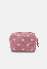 Trousse de maquillage rose zippée en tissu ribbed, ornée de petits motifs de cœurs blancs. De forme carrée avec un tirant de fermeture éclair lisse.