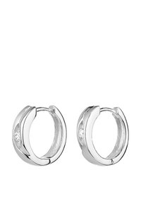 Silverhänge med en böjd design, som har en klar ädelsten i varje del, som visar en polerad yta och slät textur.