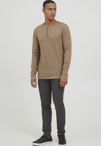 11 Project PRSievert - Pikkade varrukatega topp - toastedcoconut