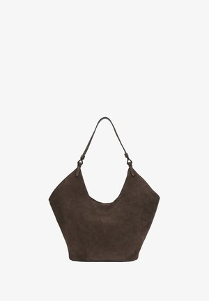 Brązowa zamszowa torba typu tote z szerokim, w kształcie U otwarciem i pojedynczym uchwytem. Miękka tekstura, minimalna ilość elementów metalowych i bezszwowy design.