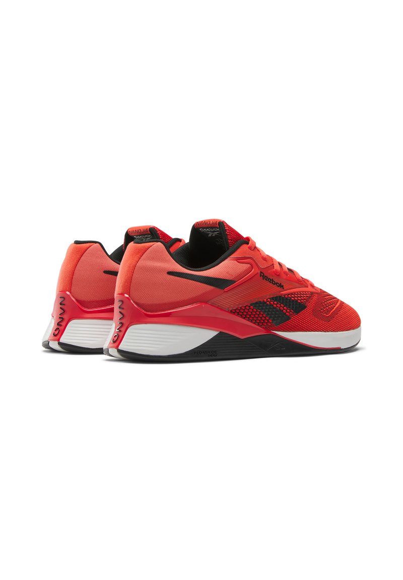 Zapatillas deportivas rojas con parte superior de malla, acentos negros contrastantes, diseño texturizado, talón acolchado y una suela blanca y negra.
