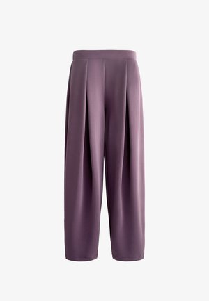 Pantaloni a gamba larga in tessuto morbido, leggero e testurizzato, con profonde pieghe, vita alta e un colore lavanda tenue.