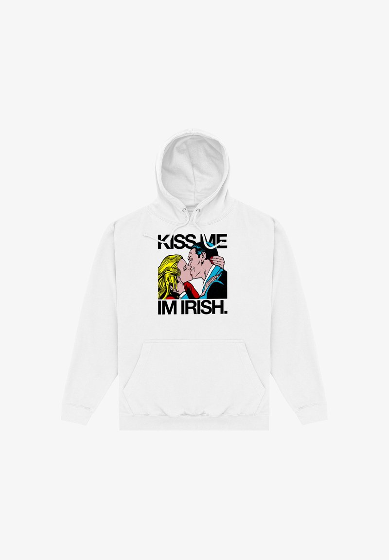 Hvid hættetrøje med grafik af en mand og kvinde, der kysser, og tekst over og under, der lyder "Kyss mig, jeg er irsk."