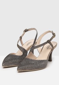 Talons slingback en tissu texturé noir et argent, avec des bouts pointus, un talon bas et une bride ajustable avec des accessoires en or.