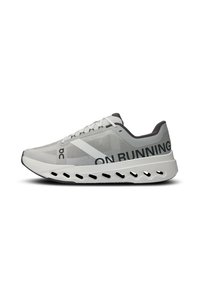 Baskets de course gris clair avec une tige en mesh, des détails graphiques, un bout rond, un collier matelassé et une semelle blanche épaisse et sculptée avec des trous de ventilation.